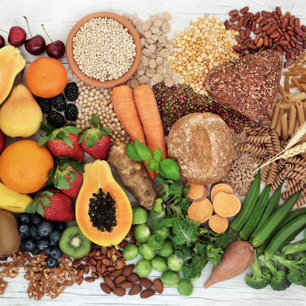 Große Auswahl an frischem Obst, Gemüse, Hülsenfrüchten und Vollkornprodukten